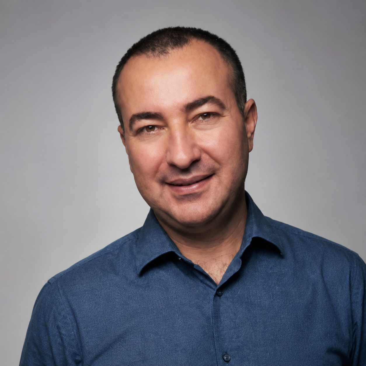 Retrato de Gideão Oliveira, pastor e autor do livro Reino
